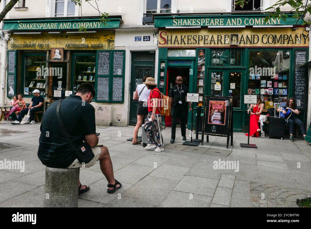 Shakespeare and Company in Paris, Frankreich. Shakespeare and Company ist eine englischsprachige Buchhandlung, die 1951 von George Whitman eröffnet wurde. Stockfoto