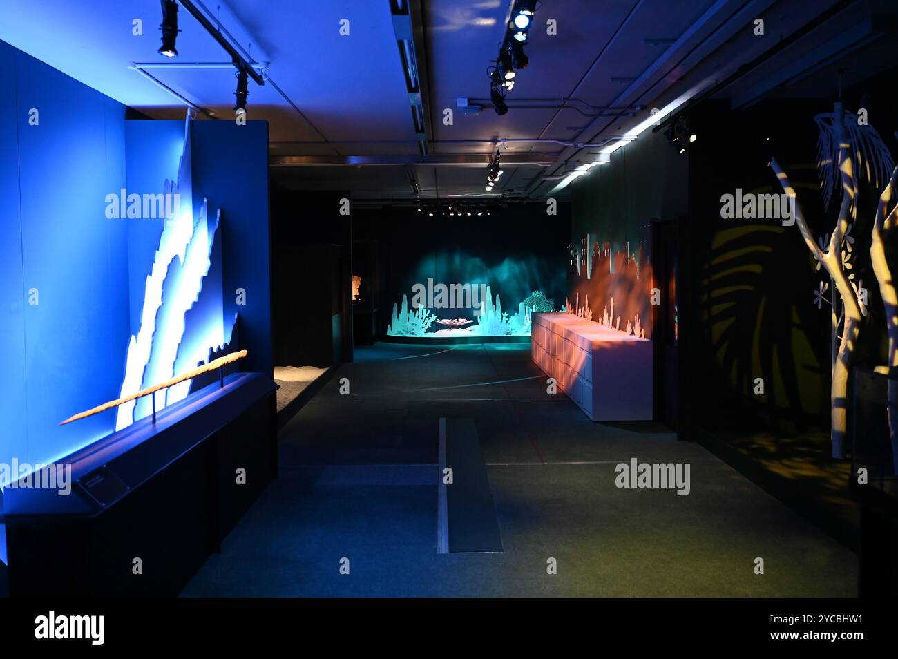 Visions of Nature ist ein neues Mixed-Reality-Erlebnis im Museum, das das Publikum 100 Jahre in die Zukunft versetzt, um zu sehen, wie die natürliche Welt auf die Aktionen reagiert hat, die wir heute ergreifen. Besucher werden in diesem immersiven Erlebnis, das in einer Partnerschaft zwischen dem Natural History Museum, Microsoft und SAOLA Studio erstellt wurde, hochmoderne Microsoft Mixed-Reality-Headsets von Microsoft tragen. Visions of Nature wird am Donnerstag, den 24. Oktober 2024 ... eröffnet Stockfoto