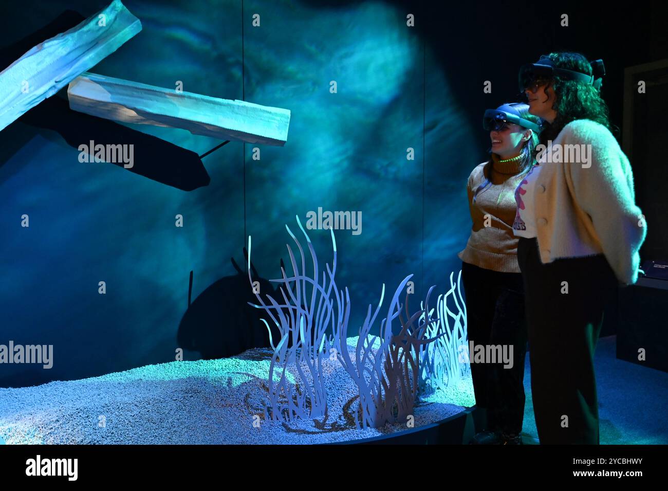 Visions of Nature ist ein neues Mixed-Reality-Erlebnis im Museum, das das Publikum 100 Jahre in die Zukunft versetzt, um zu sehen, wie die natürliche Welt auf die Aktionen reagiert hat, die wir heute ergreifen. Besucher werden in diesem immersiven Erlebnis, das in einer Partnerschaft zwischen dem Natural History Museum, Microsoft und SAOLA Studio erstellt wurde, hochmoderne Microsoft Mixed-Reality-Headsets von Microsoft tragen. Visions of Nature wird am Donnerstag, den 24. Oktober 2024 ... eröffnet Stockfoto