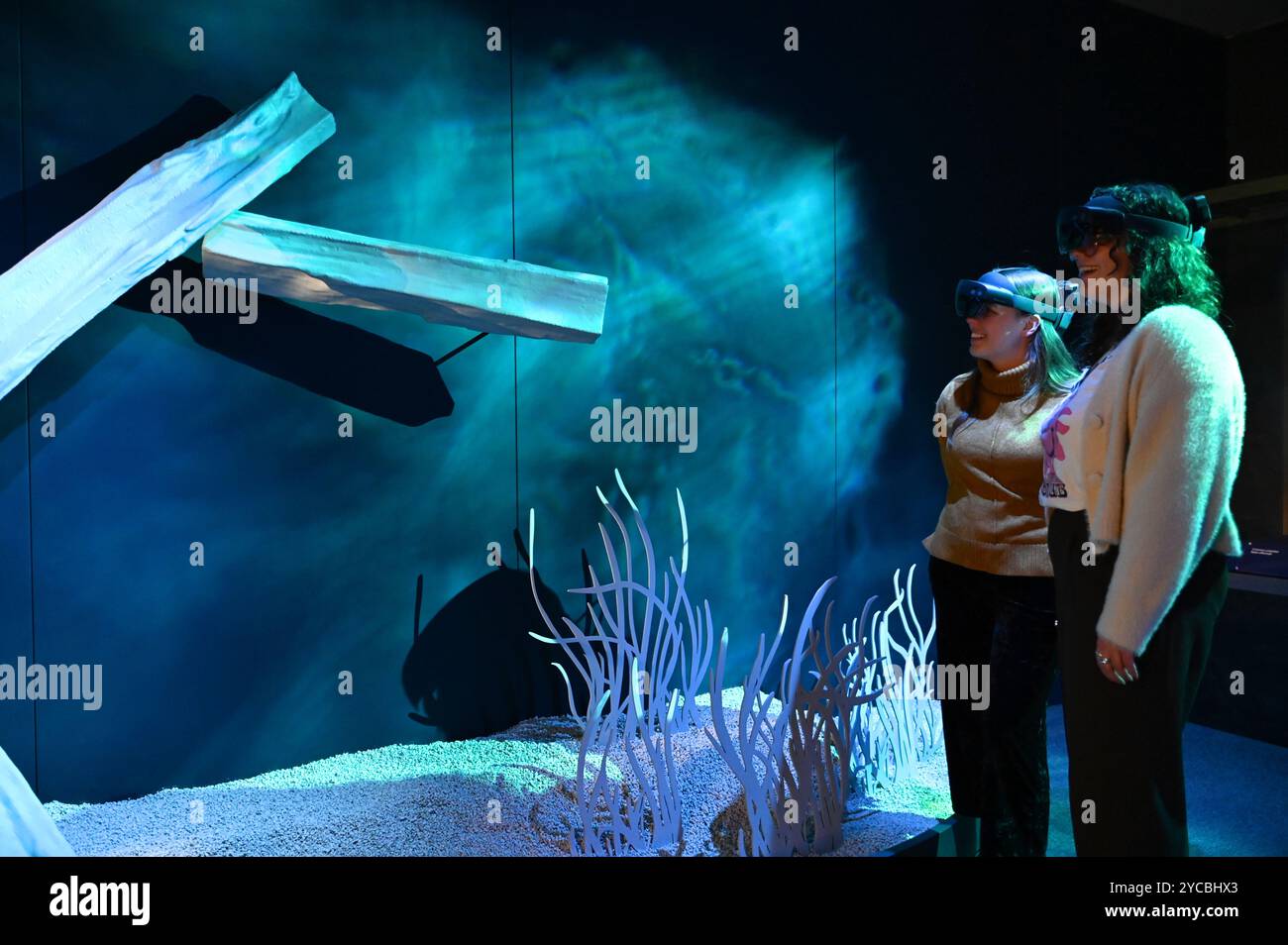 Visions of Nature ist ein neues Mixed-Reality-Erlebnis im Museum, das das Publikum 100 Jahre in die Zukunft versetzt, um zu sehen, wie die natürliche Welt auf die Aktionen reagiert hat, die wir heute ergreifen. Besucher werden in diesem immersiven Erlebnis, das in einer Partnerschaft zwischen dem Natural History Museum, Microsoft und SAOLA Studio erstellt wurde, hochmoderne Microsoft Mixed-Reality-Headsets von Microsoft tragen. Visions of Nature wird am Donnerstag, den 24. Oktober 2024 ... eröffnet Stockfoto