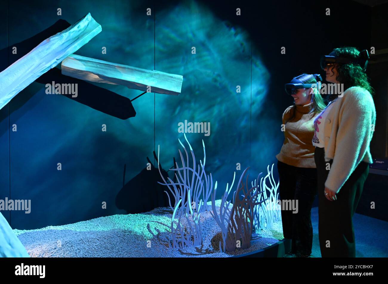 Visions of Nature ist ein neues Mixed-Reality-Erlebnis im Museum, das das Publikum 100 Jahre in die Zukunft versetzt, um zu sehen, wie die natürliche Welt auf die Aktionen reagiert hat, die wir heute ergreifen. Besucher werden in diesem immersiven Erlebnis, das in einer Partnerschaft zwischen dem Natural History Museum, Microsoft und SAOLA Studio erstellt wurde, hochmoderne Microsoft Mixed-Reality-Headsets von Microsoft tragen. Visions of Nature wird am Donnerstag, den 24. Oktober 2024 ... eröffnet Stockfoto