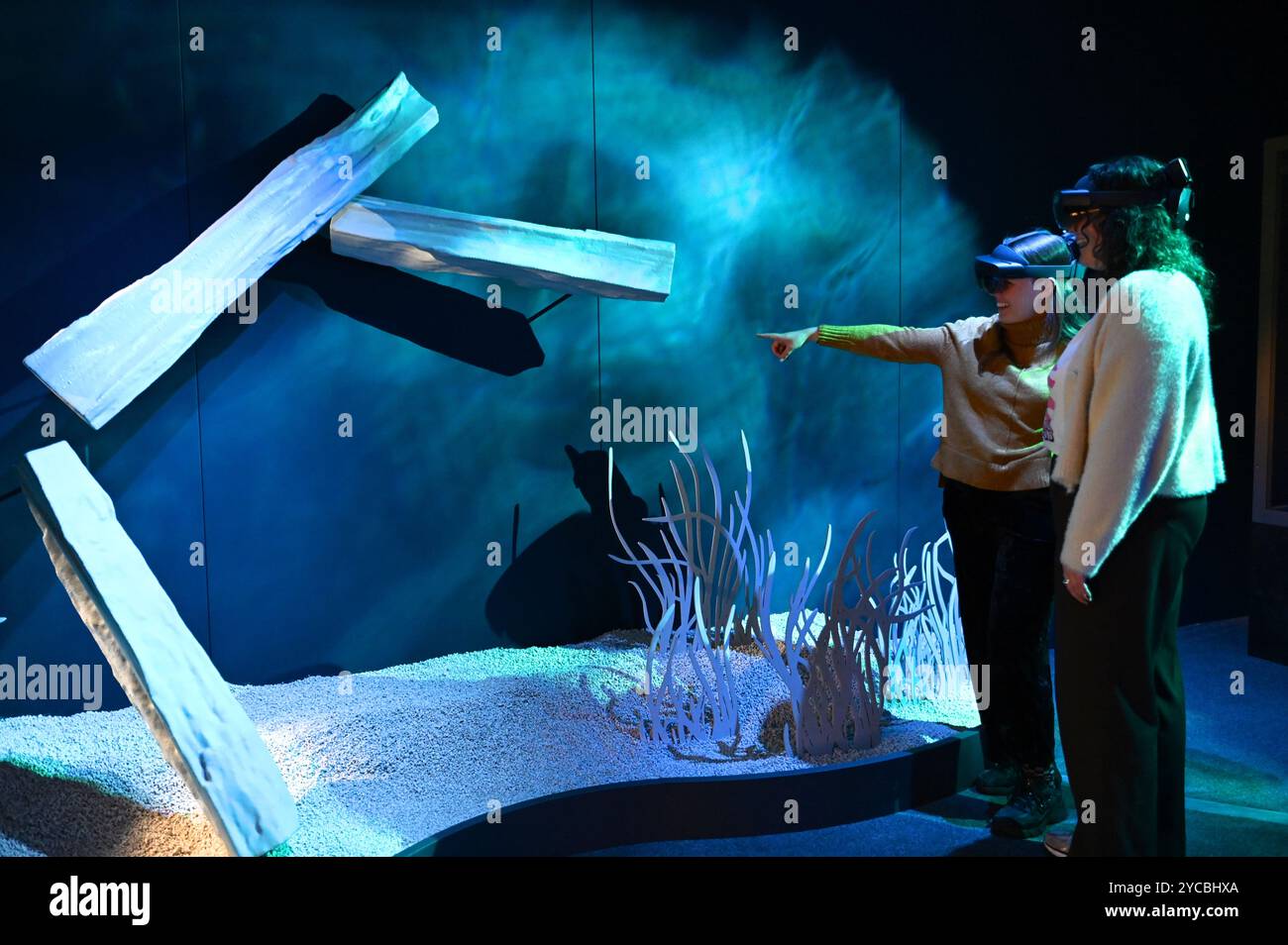 Visions of Nature ist ein neues Mixed-Reality-Erlebnis im Museum, das das Publikum 100 Jahre in die Zukunft versetzt, um zu sehen, wie die natürliche Welt auf die Aktionen reagiert hat, die wir heute ergreifen. Besucher werden in diesem immersiven Erlebnis, das in einer Partnerschaft zwischen dem Natural History Museum, Microsoft und SAOLA Studio erstellt wurde, hochmoderne Microsoft Mixed-Reality-Headsets von Microsoft tragen. Visions of Nature wird am Donnerstag, den 24. Oktober 2024 ... eröffnet Stockfoto