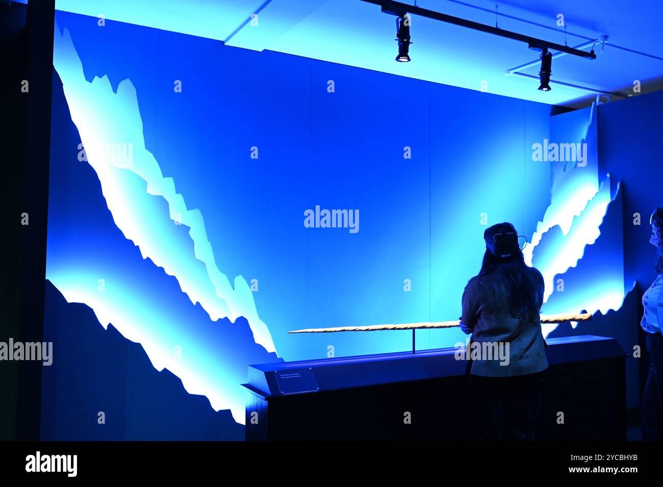 Visions of Nature ist ein neues Mixed-Reality-Erlebnis im Museum, das das Publikum 100 Jahre in die Zukunft versetzt, um zu sehen, wie die natürliche Welt auf die Aktionen reagiert hat, die wir heute ergreifen. Besucher werden in diesem immersiven Erlebnis, das in einer Partnerschaft zwischen dem Natural History Museum, Microsoft und SAOLA Studio erstellt wurde, hochmoderne Microsoft Mixed-Reality-Headsets von Microsoft tragen. Visions of Nature wird am Donnerstag, den 24. Oktober 2024 ... eröffnet Stockfoto