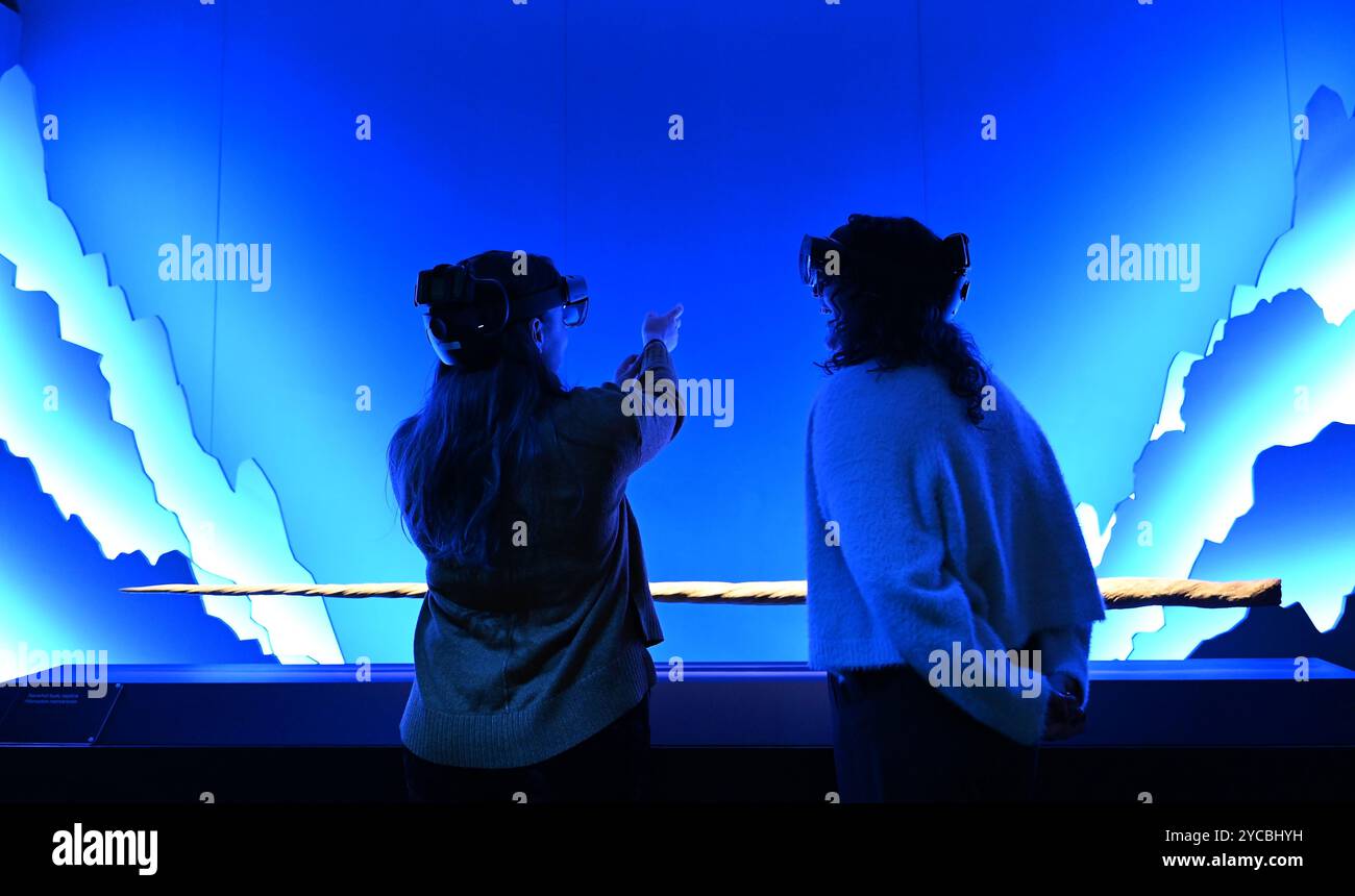 Visions of Nature ist ein neues Mixed-Reality-Erlebnis im Museum, das das Publikum 100 Jahre in die Zukunft versetzt, um zu sehen, wie die natürliche Welt auf die Aktionen reagiert hat, die wir heute ergreifen. Besucher werden in diesem immersiven Erlebnis, das in einer Partnerschaft zwischen dem Natural History Museum, Microsoft und SAOLA Studio erstellt wurde, hochmoderne Microsoft Mixed-Reality-Headsets von Microsoft tragen. Visions of Nature wird am Donnerstag, den 24. Oktober 2024 ... eröffnet Stockfoto