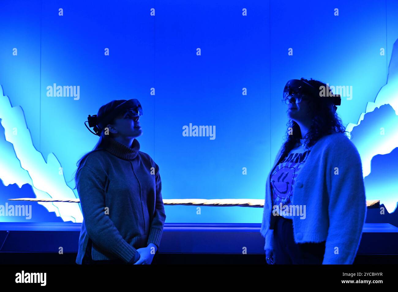 Visions of Nature ist ein neues Mixed-Reality-Erlebnis im Museum, das das Publikum 100 Jahre in die Zukunft versetzt, um zu sehen, wie die natürliche Welt auf die Aktionen reagiert hat, die wir heute ergreifen. Besucher werden in diesem immersiven Erlebnis, das in einer Partnerschaft zwischen dem Natural History Museum, Microsoft und SAOLA Studio erstellt wurde, hochmoderne Microsoft Mixed-Reality-Headsets von Microsoft tragen. Visions of Nature wird am Donnerstag, den 24. Oktober 2024 ... eröffnet Stockfoto