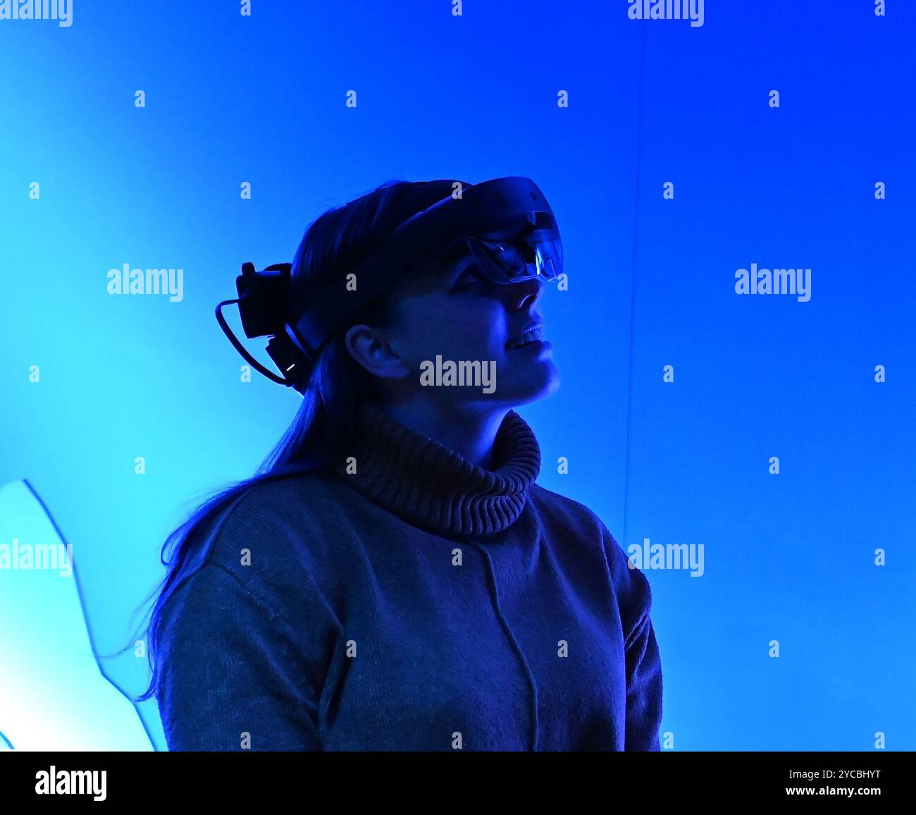 Visions of Nature ist ein neues Mixed-Reality-Erlebnis im Museum, das das Publikum 100 Jahre in die Zukunft versetzt, um zu sehen, wie die natürliche Welt auf die Aktionen reagiert hat, die wir heute ergreifen. Besucher werden in diesem immersiven Erlebnis, das in einer Partnerschaft zwischen dem Natural History Museum, Microsoft und SAOLA Studio erstellt wurde, hochmoderne Microsoft Mixed-Reality-Headsets von Microsoft tragen. Visions of Nature wird am Donnerstag, den 24. Oktober 2024 ... eröffnet Stockfoto