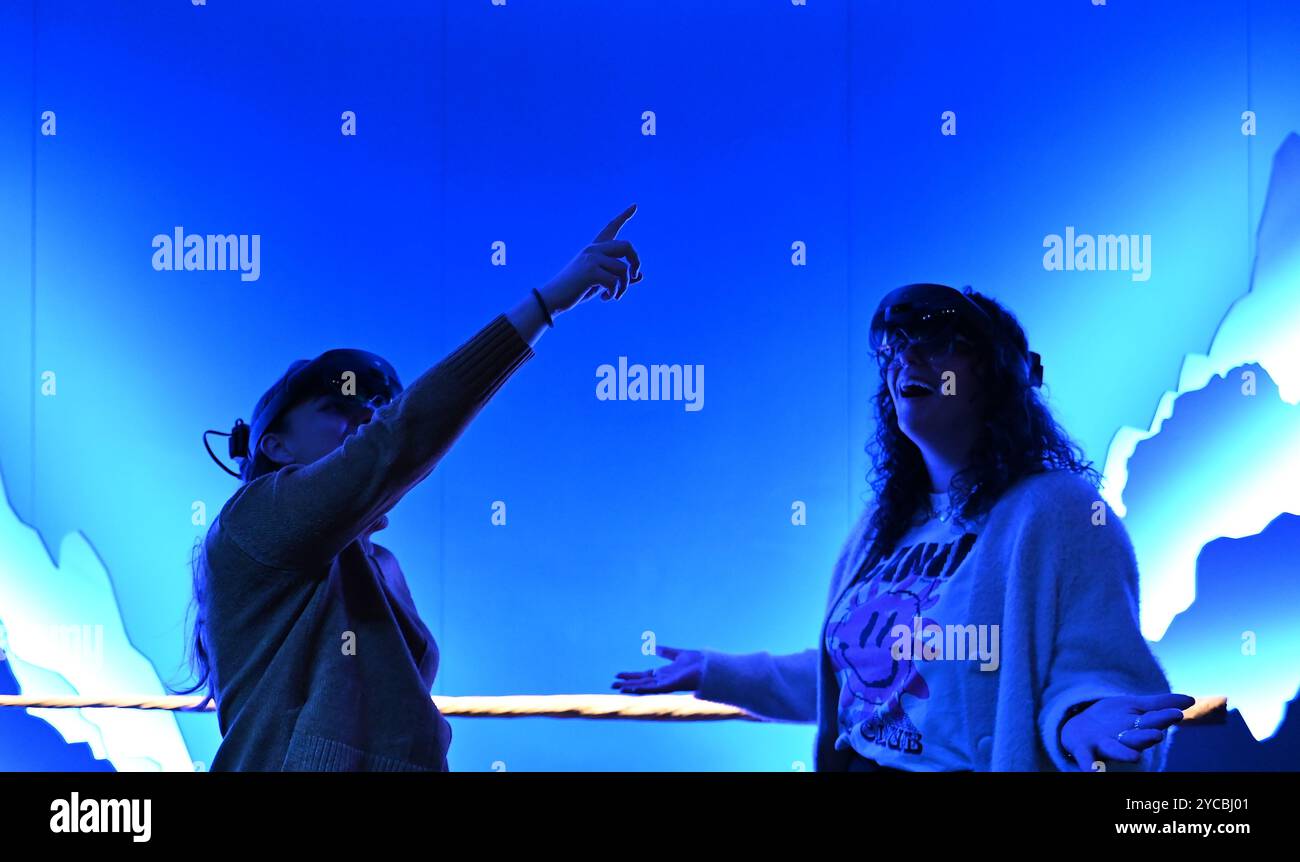 Visions of Nature ist ein neues Mixed-Reality-Erlebnis im Museum, das das Publikum 100 Jahre in die Zukunft versetzt, um zu sehen, wie die natürliche Welt auf die Aktionen reagiert hat, die wir heute ergreifen. Besucher werden in diesem immersiven Erlebnis, das in einer Partnerschaft zwischen dem Natural History Museum, Microsoft und SAOLA Studio erstellt wurde, hochmoderne Microsoft Mixed-Reality-Headsets von Microsoft tragen. Visions of Nature wird am Donnerstag, den 24. Oktober 2024 ... eröffnet Stockfoto