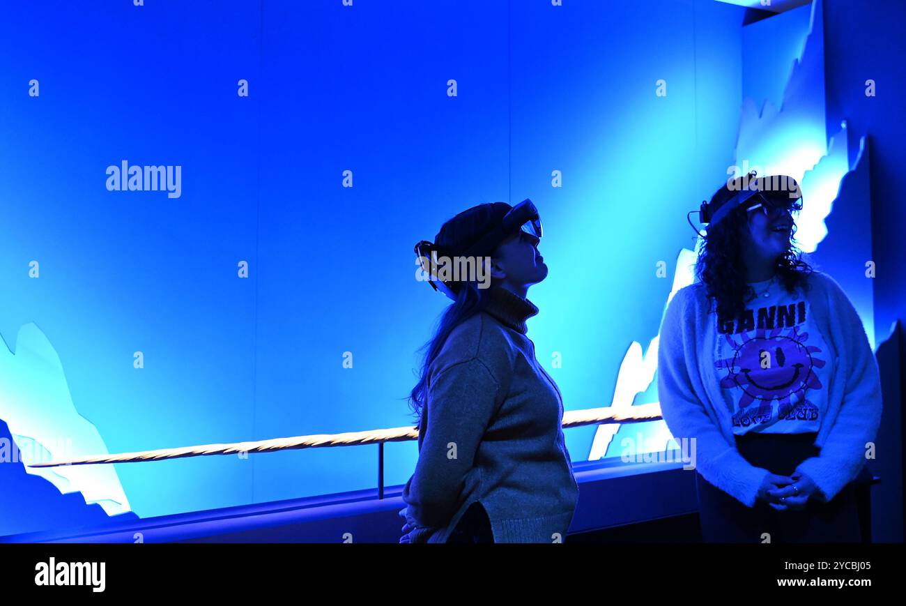 Visions of Nature ist ein neues Mixed-Reality-Erlebnis im Museum, das das Publikum 100 Jahre in die Zukunft versetzt, um zu sehen, wie die natürliche Welt auf die Aktionen reagiert hat, die wir heute ergreifen. Besucher werden in diesem immersiven Erlebnis, das in einer Partnerschaft zwischen dem Natural History Museum, Microsoft und SAOLA Studio erstellt wurde, hochmoderne Microsoft Mixed-Reality-Headsets von Microsoft tragen. Visions of Nature wird am Donnerstag, den 24. Oktober 2024 ... eröffnet Stockfoto