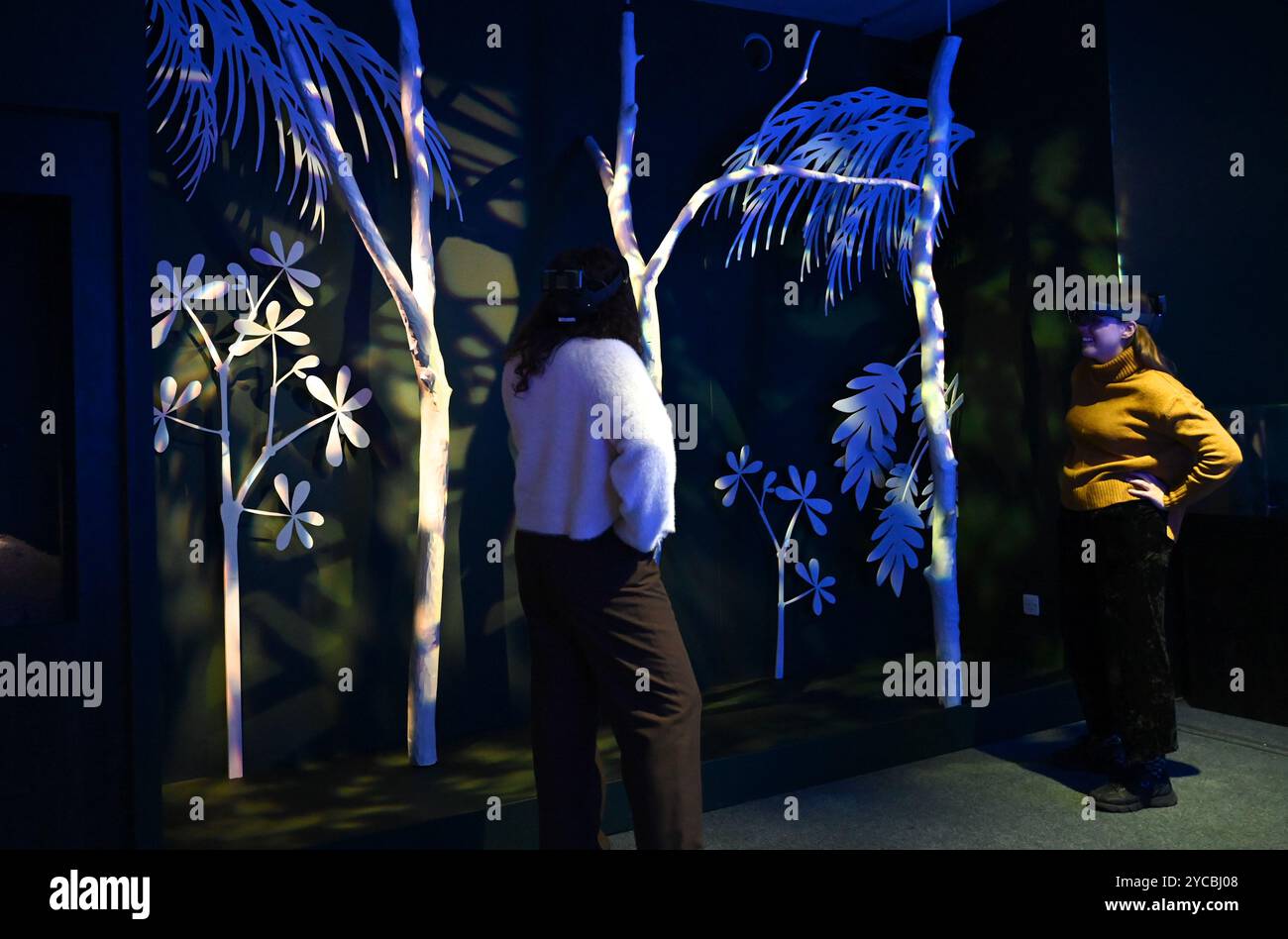 Visions of Nature ist ein neues Mixed-Reality-Erlebnis im Museum, das das Publikum 100 Jahre in die Zukunft versetzt, um zu sehen, wie die natürliche Welt auf die Aktionen reagiert hat, die wir heute ergreifen. Besucher werden in diesem immersiven Erlebnis, das in einer Partnerschaft zwischen dem Natural History Museum, Microsoft und SAOLA Studio erstellt wurde, hochmoderne Microsoft Mixed-Reality-Headsets von Microsoft tragen. Visions of Nature wird am Donnerstag, den 24. Oktober 2024 ... eröffnet Stockfoto