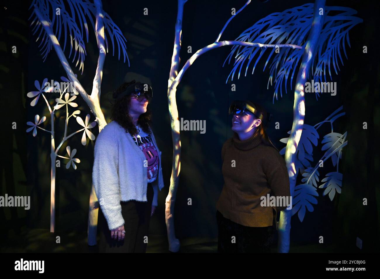 Visions of Nature ist ein neues Mixed-Reality-Erlebnis im Museum, das das Publikum 100 Jahre in die Zukunft versetzt, um zu sehen, wie die natürliche Welt auf die Aktionen reagiert hat, die wir heute ergreifen. Besucher werden in diesem immersiven Erlebnis, das in einer Partnerschaft zwischen dem Natural History Museum, Microsoft und SAOLA Studio erstellt wurde, hochmoderne Microsoft Mixed-Reality-Headsets von Microsoft tragen. Visions of Nature wird am Donnerstag, den 24. Oktober 2024 ... eröffnet Stockfoto