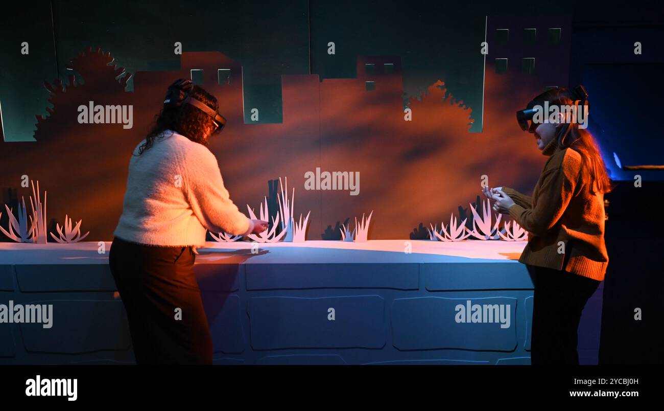 Visions of Nature ist ein neues Mixed-Reality-Erlebnis im Museum, das das Publikum 100 Jahre in die Zukunft versetzt, um zu sehen, wie die natürliche Welt auf die Aktionen reagiert hat, die wir heute ergreifen. Besucher werden in diesem immersiven Erlebnis, das in einer Partnerschaft zwischen dem Natural History Museum, Microsoft und SAOLA Studio erstellt wurde, hochmoderne Microsoft Mixed-Reality-Headsets von Microsoft tragen. Visions of Nature wird am Donnerstag, den 24. Oktober 2024 ... eröffnet Stockfoto