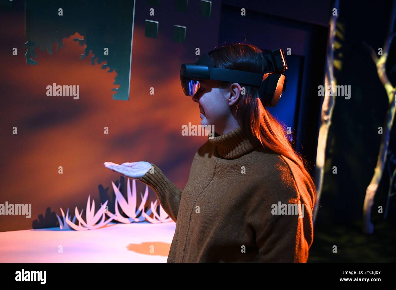 Visions of Nature ist ein neues Mixed-Reality-Erlebnis im Museum, das das Publikum 100 Jahre in die Zukunft versetzt, um zu sehen, wie die natürliche Welt auf die Aktionen reagiert hat, die wir heute ergreifen. Besucher werden in diesem immersiven Erlebnis, das in einer Partnerschaft zwischen dem Natural History Museum, Microsoft und SAOLA Studio erstellt wurde, hochmoderne Microsoft Mixed-Reality-Headsets von Microsoft tragen. Visions of Nature wird am Donnerstag, den 24. Oktober 2024 ... eröffnet Stockfoto