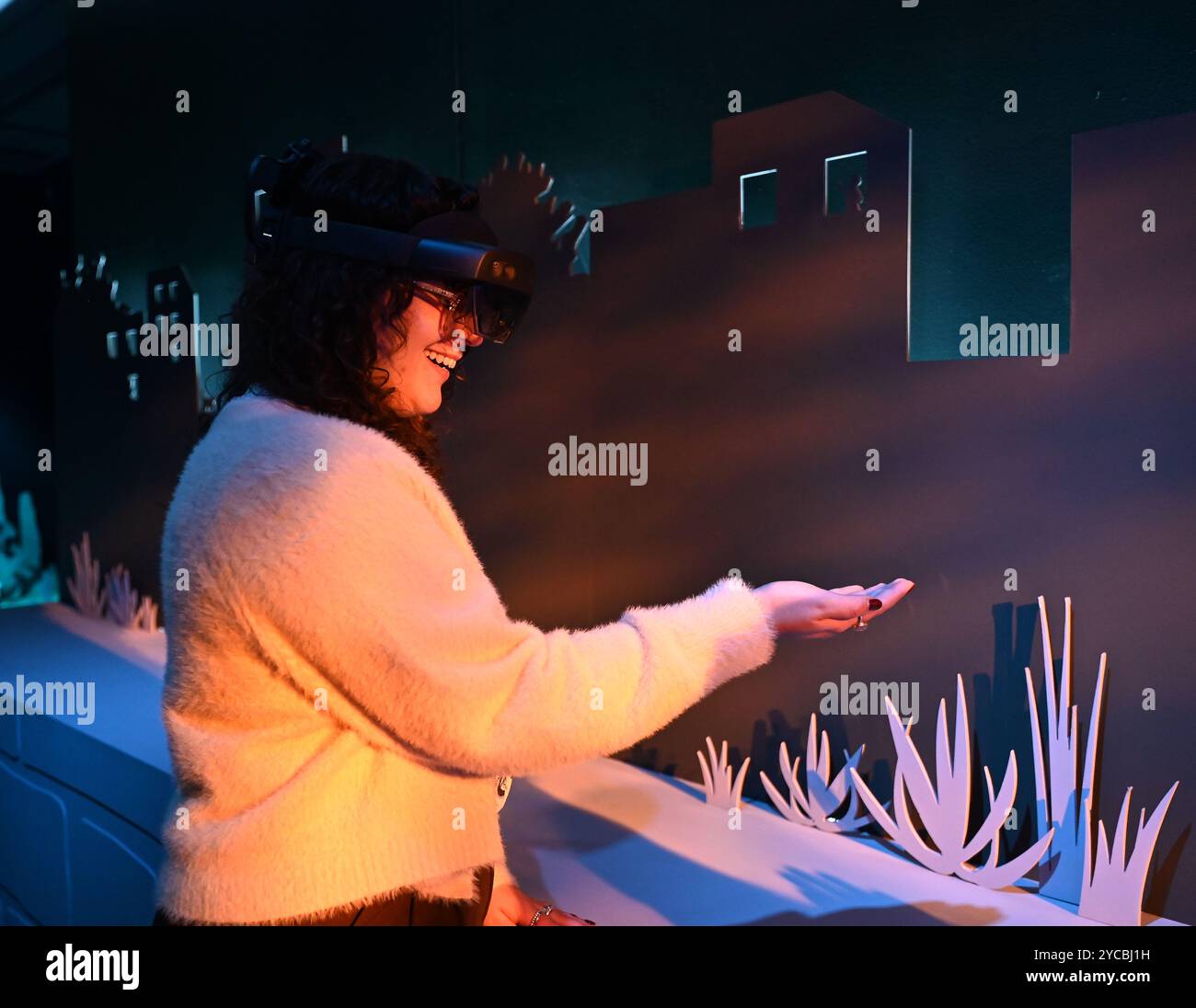 Visions of Nature ist ein neues Mixed-Reality-Erlebnis im Museum, das das Publikum 100 Jahre in die Zukunft versetzt, um zu sehen, wie die natürliche Welt auf die Aktionen reagiert hat, die wir heute ergreifen. Besucher werden in diesem immersiven Erlebnis, das in einer Partnerschaft zwischen dem Natural History Museum, Microsoft und SAOLA Studio erstellt wurde, hochmoderne Microsoft Mixed-Reality-Headsets von Microsoft tragen. Visions of Nature wird am Donnerstag, den 24. Oktober 2024 ... eröffnet Stockfoto