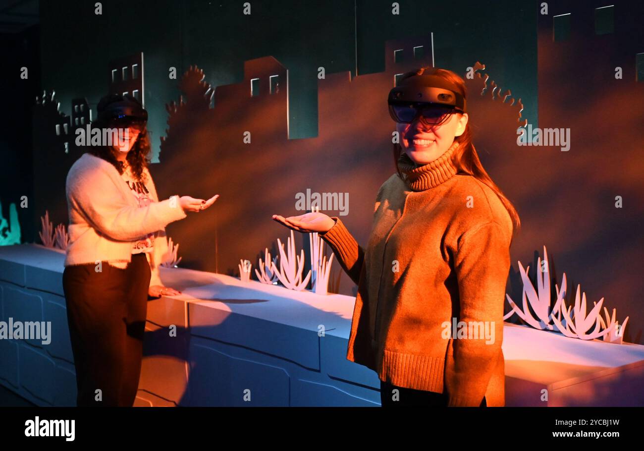Visions of Nature ist ein neues Mixed-Reality-Erlebnis im Museum, das das Publikum 100 Jahre in die Zukunft versetzt, um zu sehen, wie die natürliche Welt auf die Aktionen reagiert hat, die wir heute ergreifen. Besucher werden in diesem immersiven Erlebnis, das in einer Partnerschaft zwischen dem Natural History Museum, Microsoft und SAOLA Studio erstellt wurde, hochmoderne Microsoft Mixed-Reality-Headsets von Microsoft tragen. Visions of Nature wird am Donnerstag, den 24. Oktober 2024 ... eröffnet Stockfoto