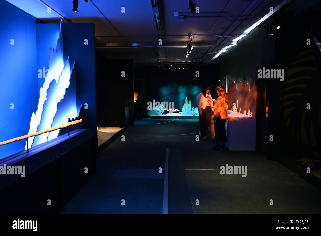 Visions of Nature ist ein neues Mixed-Reality-Erlebnis im Museum, das das Publikum 100 Jahre in die Zukunft versetzt, um zu sehen, wie die natürliche Welt auf die Aktionen reagiert hat, die wir heute ergreifen. Besucher werden in diesem immersiven Erlebnis, das in einer Partnerschaft zwischen dem Natural History Museum, Microsoft und SAOLA Studio erstellt wurde, hochmoderne Microsoft Mixed-Reality-Headsets von Microsoft tragen. Visions of Nature wird am Donnerstag, den 24. Oktober 2024 ... eröffnet Stockfoto