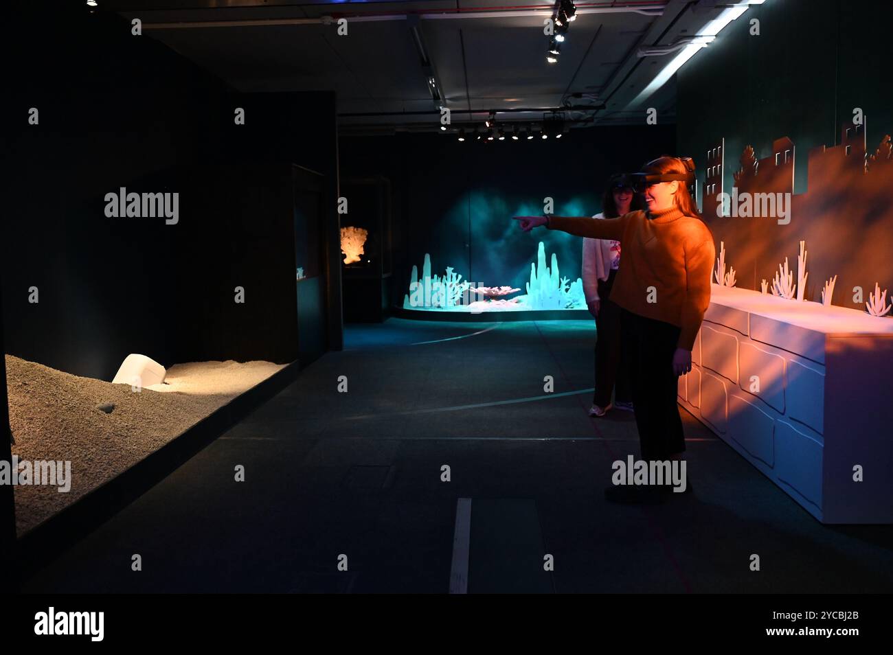 Visions of Nature ist ein neues Mixed-Reality-Erlebnis im Museum, das das Publikum 100 Jahre in die Zukunft versetzt, um zu sehen, wie die natürliche Welt auf die Aktionen reagiert hat, die wir heute ergreifen. Besucher werden in diesem immersiven Erlebnis, das in einer Partnerschaft zwischen dem Natural History Museum, Microsoft und SAOLA Studio erstellt wurde, hochmoderne Microsoft Mixed-Reality-Headsets von Microsoft tragen. Visions of Nature wird am Donnerstag, den 24. Oktober 2024 ... eröffnet Stockfoto