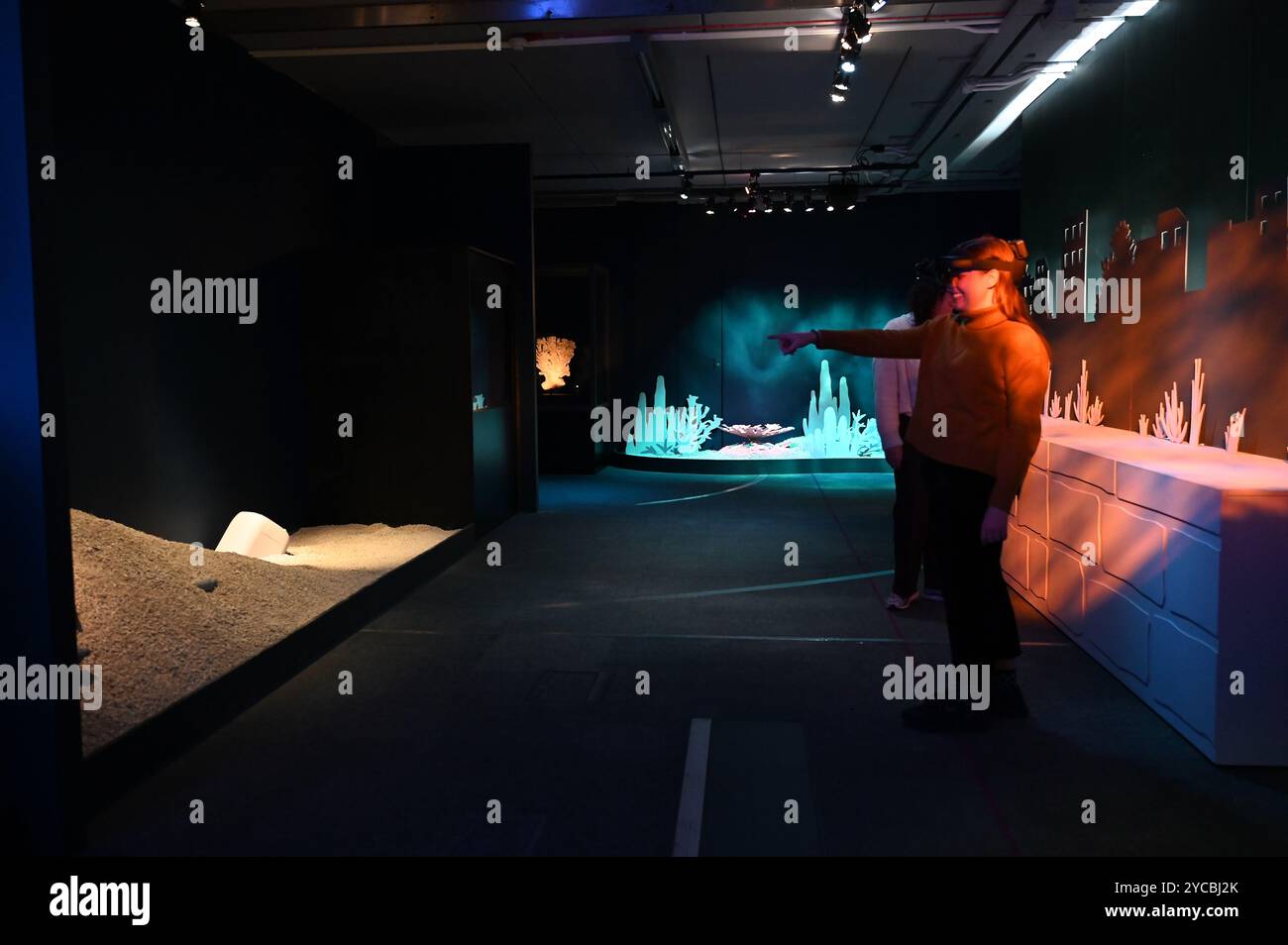Visions of Nature ist ein neues Mixed-Reality-Erlebnis im Museum, das das Publikum 100 Jahre in die Zukunft versetzt, um zu sehen, wie die natürliche Welt auf die Aktionen reagiert hat, die wir heute ergreifen. Besucher werden in diesem immersiven Erlebnis, das in einer Partnerschaft zwischen dem Natural History Museum, Microsoft und SAOLA Studio erstellt wurde, hochmoderne Microsoft Mixed-Reality-Headsets von Microsoft tragen. Visions of Nature wird am Donnerstag, den 24. Oktober 2024 ... eröffnet Stockfoto