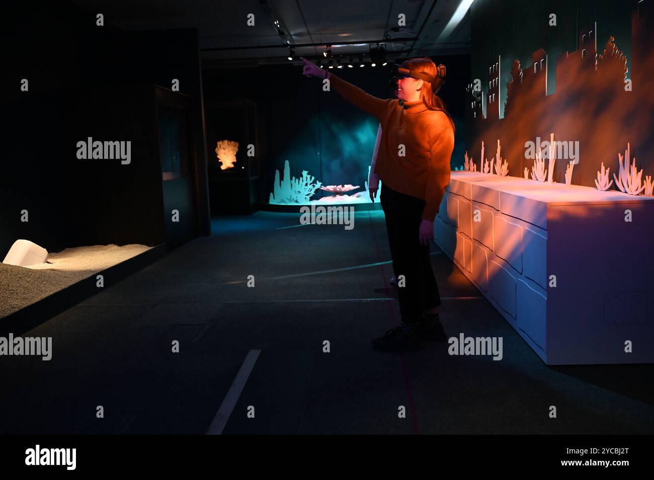 Visions of Nature ist ein neues Mixed-Reality-Erlebnis im Museum, das das Publikum 100 Jahre in die Zukunft versetzt, um zu sehen, wie die natürliche Welt auf die Aktionen reagiert hat, die wir heute ergreifen. Besucher werden in diesem immersiven Erlebnis, das in einer Partnerschaft zwischen dem Natural History Museum, Microsoft und SAOLA Studio erstellt wurde, hochmoderne Microsoft Mixed-Reality-Headsets von Microsoft tragen. Visions of Nature wird am Donnerstag, den 24. Oktober 2024 ... eröffnet Stockfoto