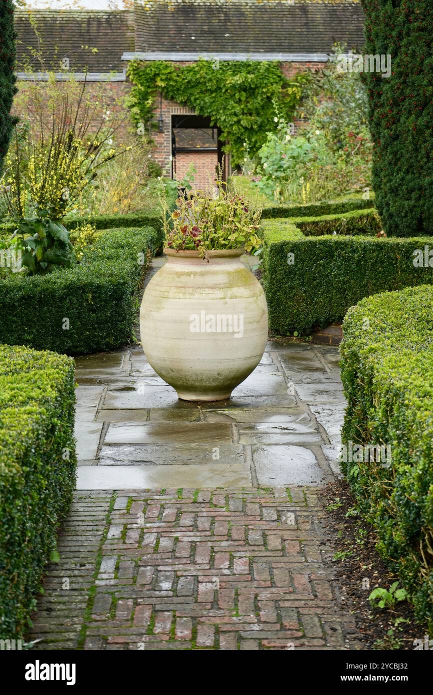 Große Töpferurne im Garten von Leeds Castle. Stockfoto