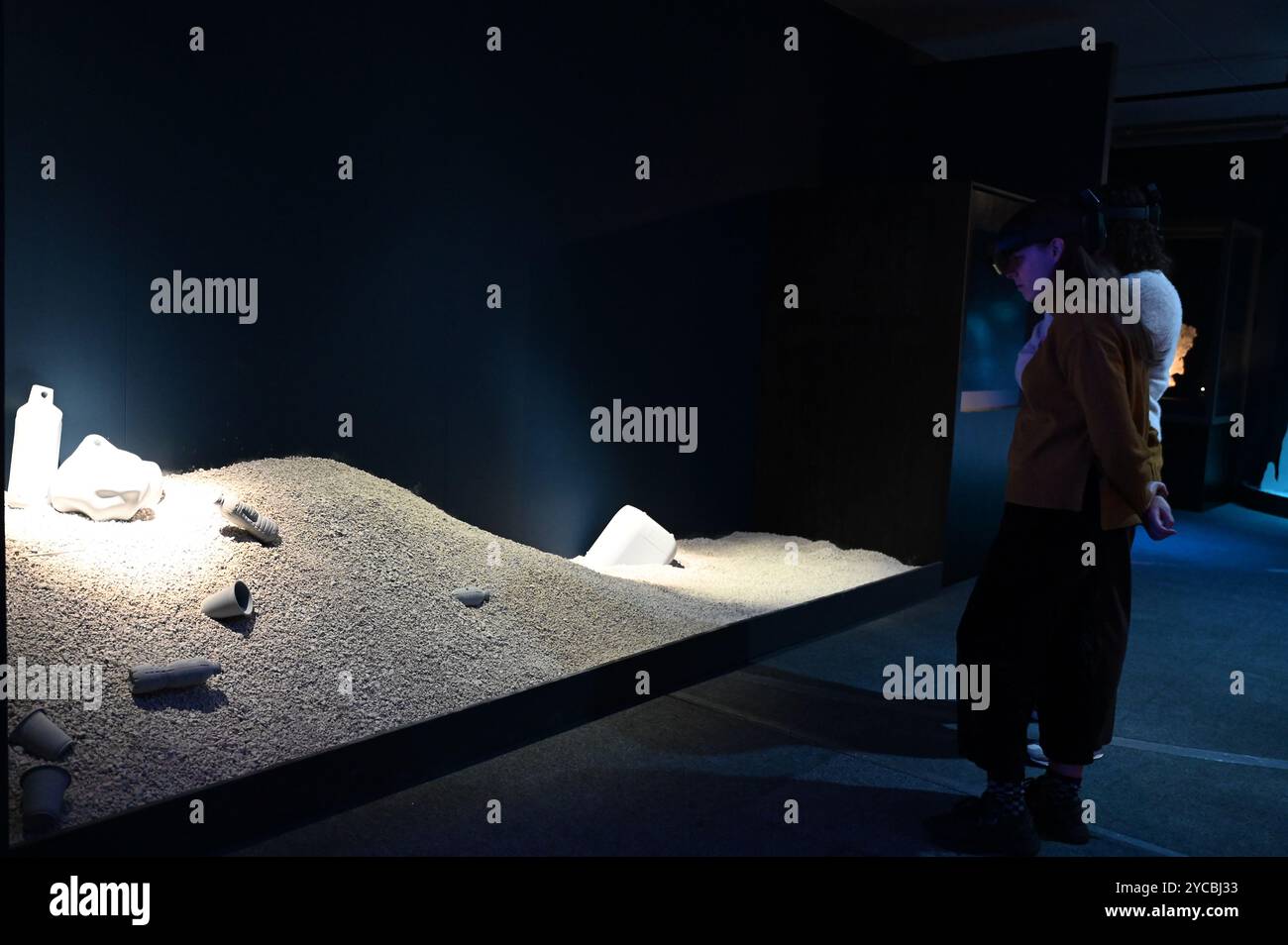 Visions of Nature ist ein neues Mixed-Reality-Erlebnis im Museum, das das Publikum 100 Jahre in die Zukunft versetzt, um zu sehen, wie die natürliche Welt auf die Aktionen reagiert hat, die wir heute ergreifen. Besucher werden in diesem immersiven Erlebnis, das in einer Partnerschaft zwischen dem Natural History Museum, Microsoft und SAOLA Studio erstellt wurde, hochmoderne Microsoft Mixed-Reality-Headsets von Microsoft tragen. Visions of Nature wird am Donnerstag, den 24. Oktober 2024 ... eröffnet Stockfoto