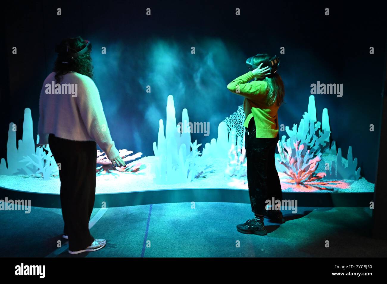Visions of Nature ist ein neues Mixed-Reality-Erlebnis im Museum, das das Publikum 100 Jahre in die Zukunft versetzt, um zu sehen, wie die natürliche Welt auf die Aktionen reagiert hat, die wir heute ergreifen. Besucher werden in diesem immersiven Erlebnis, das in einer Partnerschaft zwischen dem Natural History Museum, Microsoft und SAOLA Studio erstellt wurde, hochmoderne Microsoft Mixed-Reality-Headsets von Microsoft tragen. Visions of Nature wird am Donnerstag, den 24. Oktober 2024 ... eröffnet Stockfoto