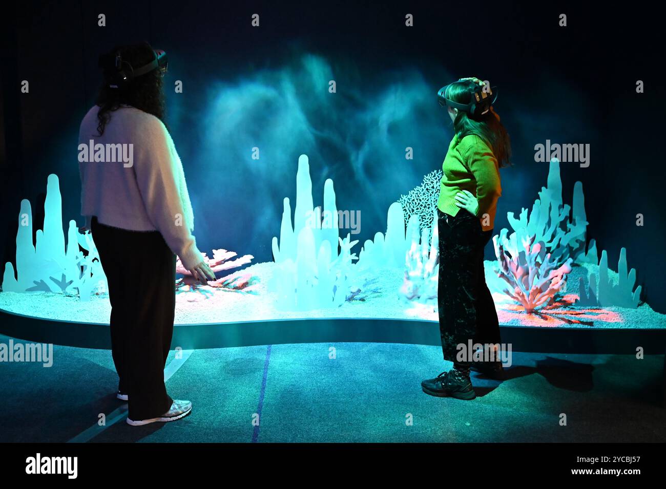 Visions of Nature ist ein neues Mixed-Reality-Erlebnis im Museum, das das Publikum 100 Jahre in die Zukunft versetzt, um zu sehen, wie die natürliche Welt auf die Aktionen reagiert hat, die wir heute ergreifen. Besucher werden in diesem immersiven Erlebnis, das in einer Partnerschaft zwischen dem Natural History Museum, Microsoft und SAOLA Studio erstellt wurde, hochmoderne Microsoft Mixed-Reality-Headsets von Microsoft tragen. Visions of Nature wird am Donnerstag, den 24. Oktober 2024 ... eröffnet Stockfoto