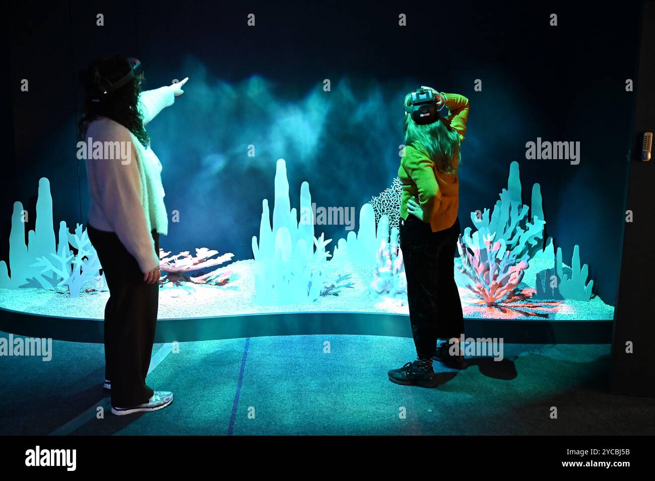 Visions of Nature ist ein neues Mixed-Reality-Erlebnis im Museum, das das Publikum 100 Jahre in die Zukunft versetzt, um zu sehen, wie die natürliche Welt auf die Aktionen reagiert hat, die wir heute ergreifen. Besucher werden in diesem immersiven Erlebnis, das in einer Partnerschaft zwischen dem Natural History Museum, Microsoft und SAOLA Studio erstellt wurde, hochmoderne Microsoft Mixed-Reality-Headsets von Microsoft tragen. Visions of Nature wird am Donnerstag, den 24. Oktober 2024 ... eröffnet Stockfoto
