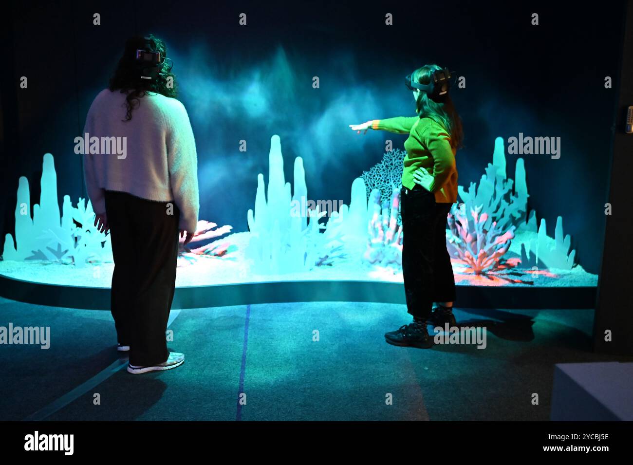 Visions of Nature ist ein neues Mixed-Reality-Erlebnis im Museum, das das Publikum 100 Jahre in die Zukunft versetzt, um zu sehen, wie die natürliche Welt auf die Aktionen reagiert hat, die wir heute ergreifen. Besucher werden in diesem immersiven Erlebnis, das in einer Partnerschaft zwischen dem Natural History Museum, Microsoft und SAOLA Studio erstellt wurde, hochmoderne Microsoft Mixed-Reality-Headsets von Microsoft tragen. Visions of Nature wird am Donnerstag, den 24. Oktober 2024 ... eröffnet Stockfoto