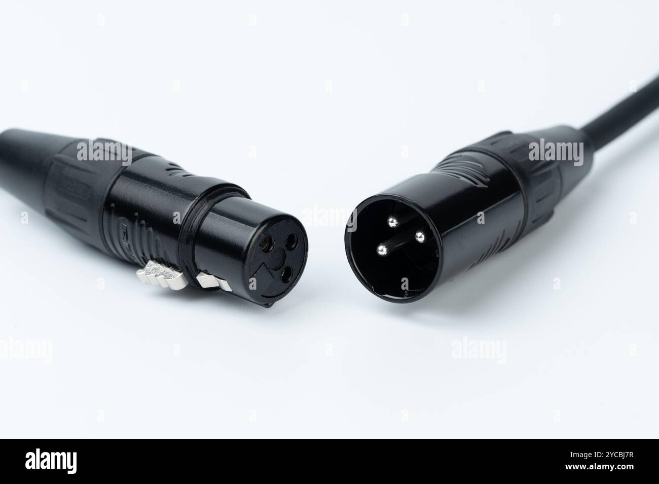 XLR-Kabelanschluss mit Stecker und Buchse aus nächster Nähe Stockfoto