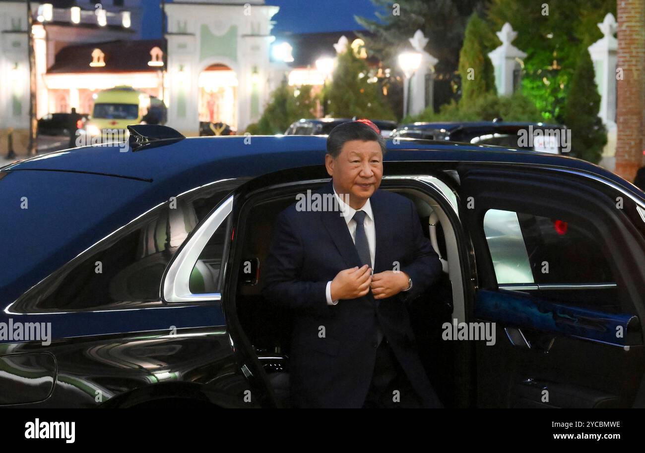 Kasan, Russland. Oktober 2024. Der chinesische Präsident Xi Jinping kommt mit dem Auto zum 16. BRICS-Gipfel im Kasaner Kreml am 22. Oktober 2024 in Kasan, Tatarstan, Russland. Quelle: Alexey Maishev/Brics-Russia2024.Ru/Alamy Live News Stockfoto