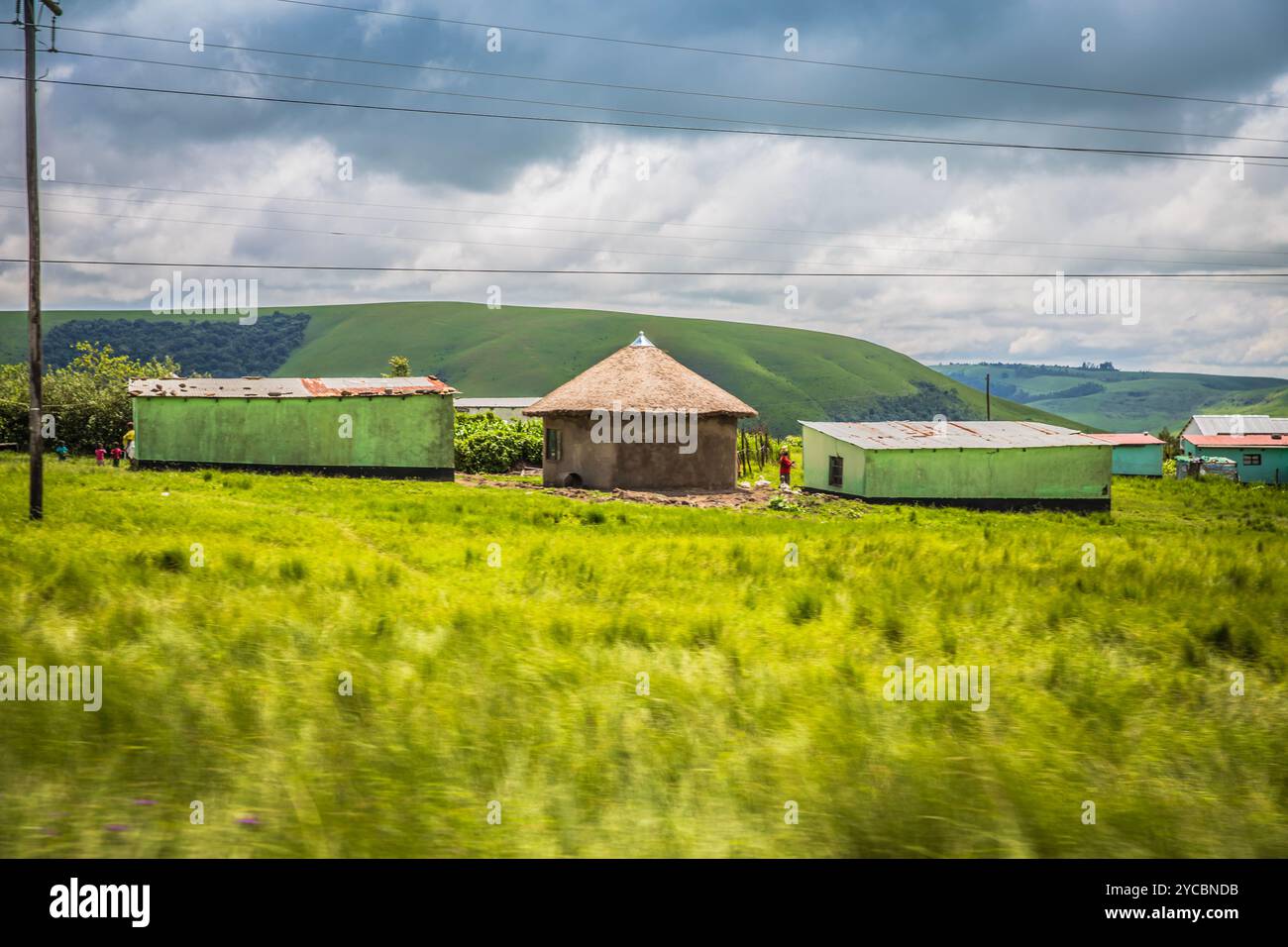 Traditionelle Hütten in ländlicher Landschaft, KwaZulu-Natal, Südafrika. Stockfoto