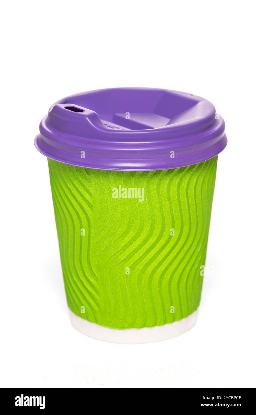 Close-up Take-away grüne Papier Kaffeetasse mit lila Deckel isoliert auf weißem Hintergrund. Stockfoto