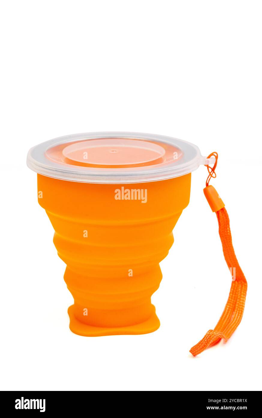 Tragbare Klappschale. Multifunktions-Creative Water. Orangefarbener Teleskopbecher. Rote Silikonschale isoliert auf weißem Hintergrund Stockfoto
