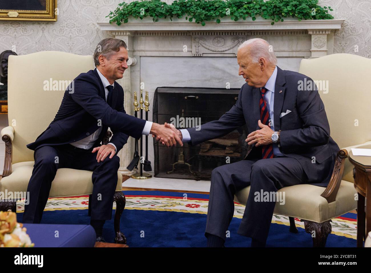 Präsident Biden trifft sich mit dem slowenischen Premierminister Robert Golob im Oval Office des Weißen Hauses in Washington, DC, USA. Oktober 2024. Quelle: SIPA USA/Alamy Live News Stockfoto