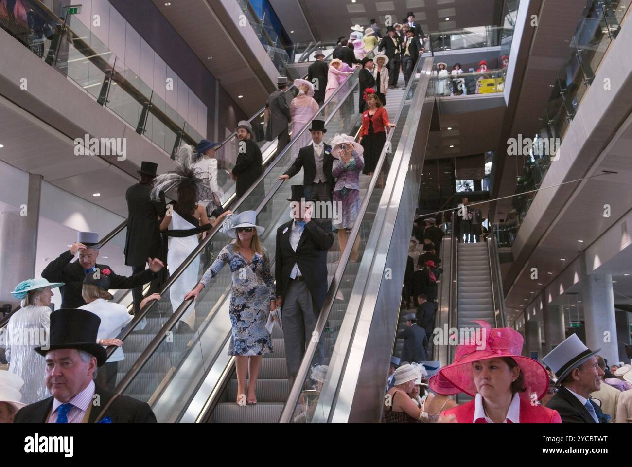 Neue Tribüne-Innenausstattung 2006 im ersten Jahr. Royal Ascot Berkshire England 2006 2000er Jahre Großbritannien HOMER SYKES. Stockfoto