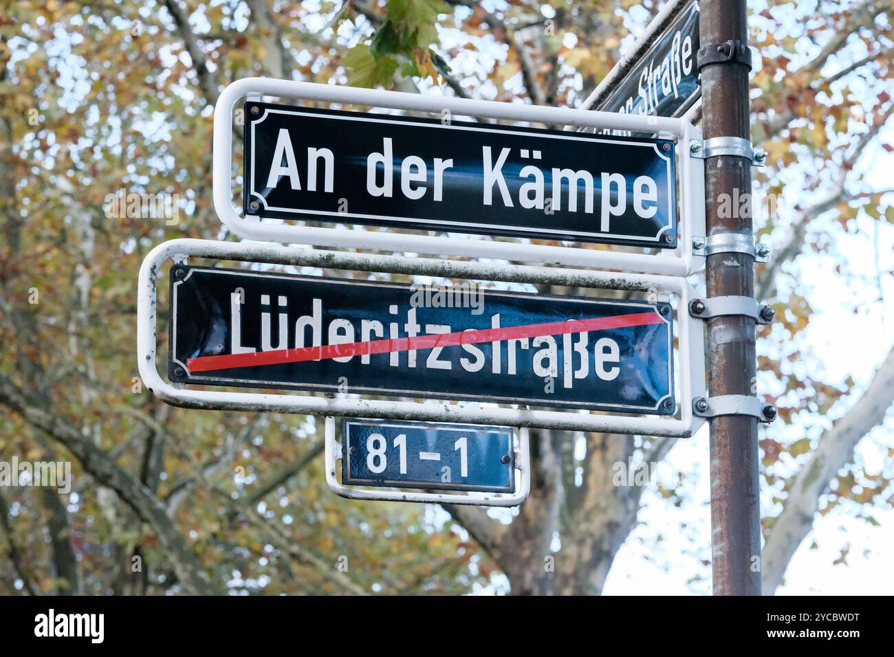 Düsseldorf 22.10.2024 Strassenumbenennung Lüderitzstraße Lüderitzstraße umbenannt in an der Kämpe Postkolonialismus Kolonialismus Kolonialtruppen Ostafrika Deutsch-Ostafrika Tansania Dekolonialisierung Kriegsverbrechen Afrika Düsseldorf Nordrhein-Westfalen Deutschland *** Düsseldorf 22 10 2024 Straße umbenannt Lüderitzstraße in an der Kämpe Postkolonialismus Kolonialismus Kolonialtruppen Ostafrika Deutsch-Ostafrika Deutsch-Ostafrika Tansania Dekolonialisierung Kriegsverbrechen Afrika Tansania Dekolonialisierung Kriegsverbrechen Afrika Nordrhein-Westfalen Afrika Nordrhein-Westfalen Afrika Stockfoto