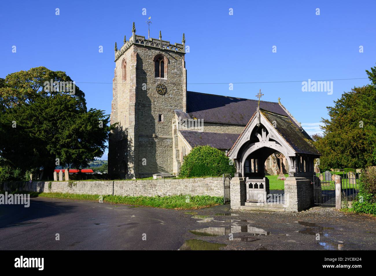 Chirbury, Shropshire, Großbritannien - 11. September 2024; Außenansicht und Tor der Chirbury Church an der walisischen Grenze in Shropshire Stockfoto