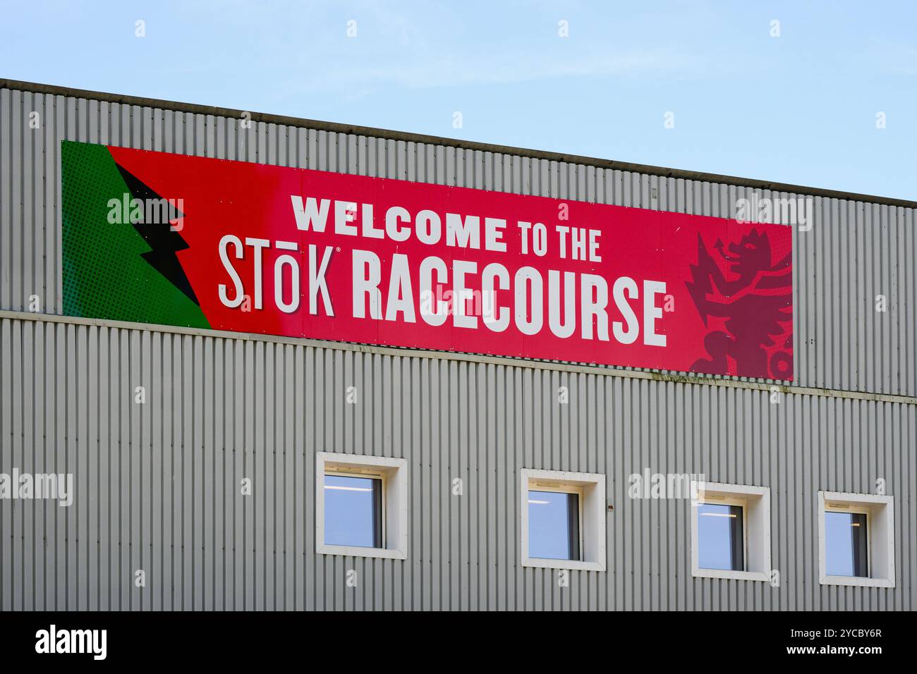 Wrexham, Wales, Großbritannien – 17. September 2024; Unterschrift im Wrexham Football Club Racecource Stadion durch Sponsor Stok Danone Stockfoto