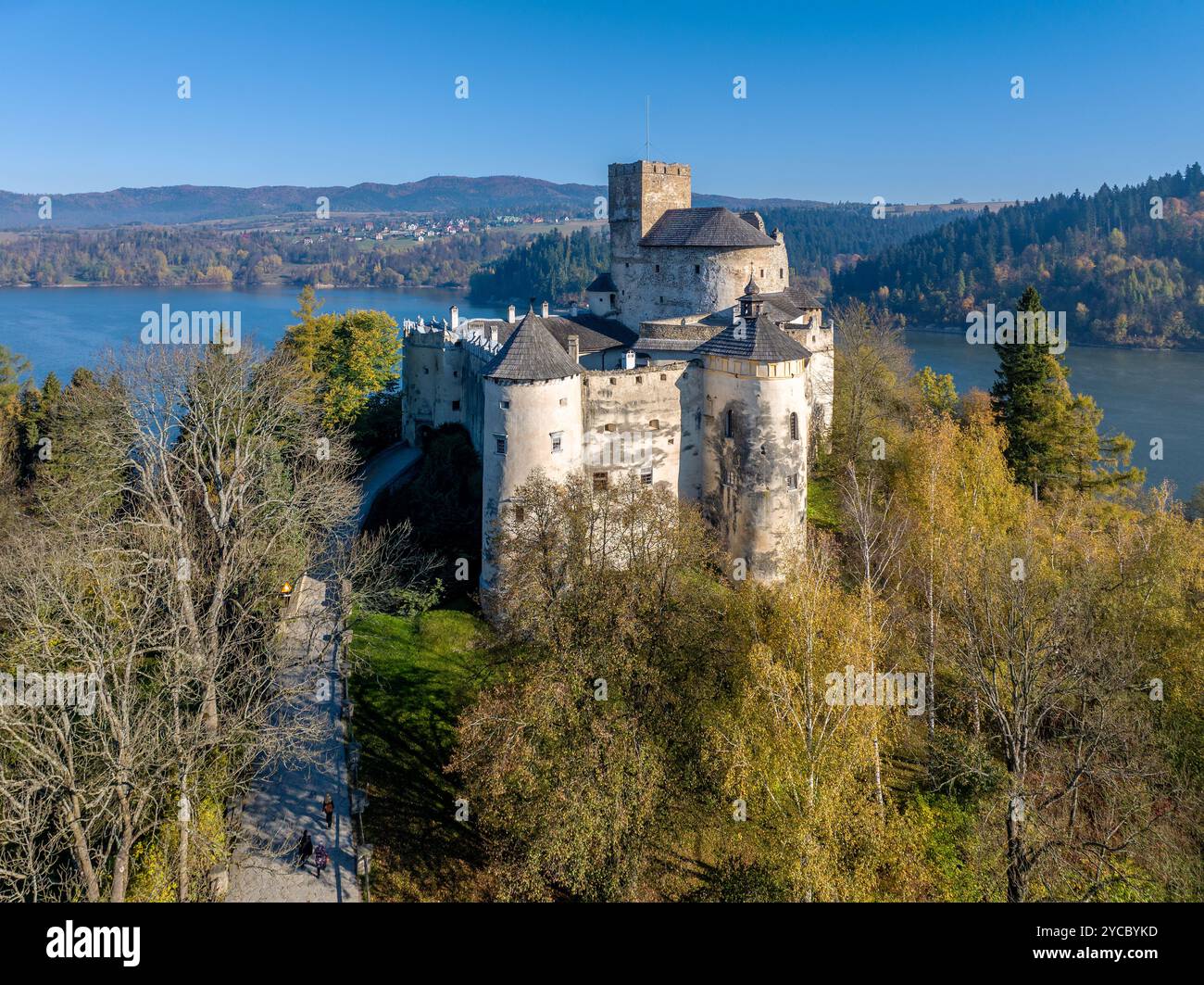 Polen. Mittelalterliche Burg in Niedzica aus dem 14. Jahrhundert (obere Burg) im Herbst im Oktober. Bäume in wunderschönen Herbstfarben. Sonnenaufgangslicht. Artifi Stockfoto