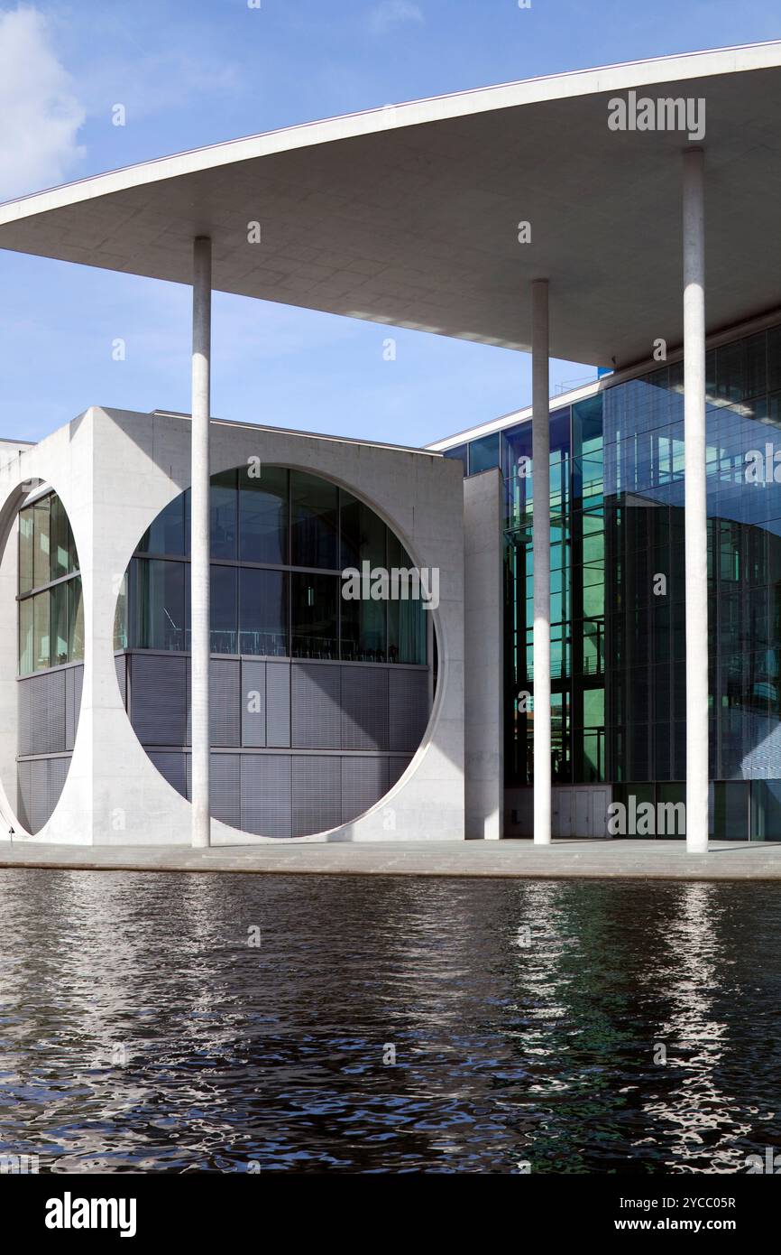 Das Marie-Elisabeth-Lüders-Haus zeigt modernes Architekturdesign von Stephan Braunfels und hebt zeitgenössische Elemente in Berlin hervor. Stockfoto
