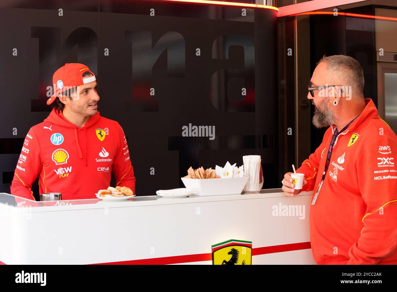 Ferraris Carlos Sainz macht während des Grand Prix der USA 2024 in Austin, Texas, Kaffee im Team-Hospitality-Bereich Stockfoto