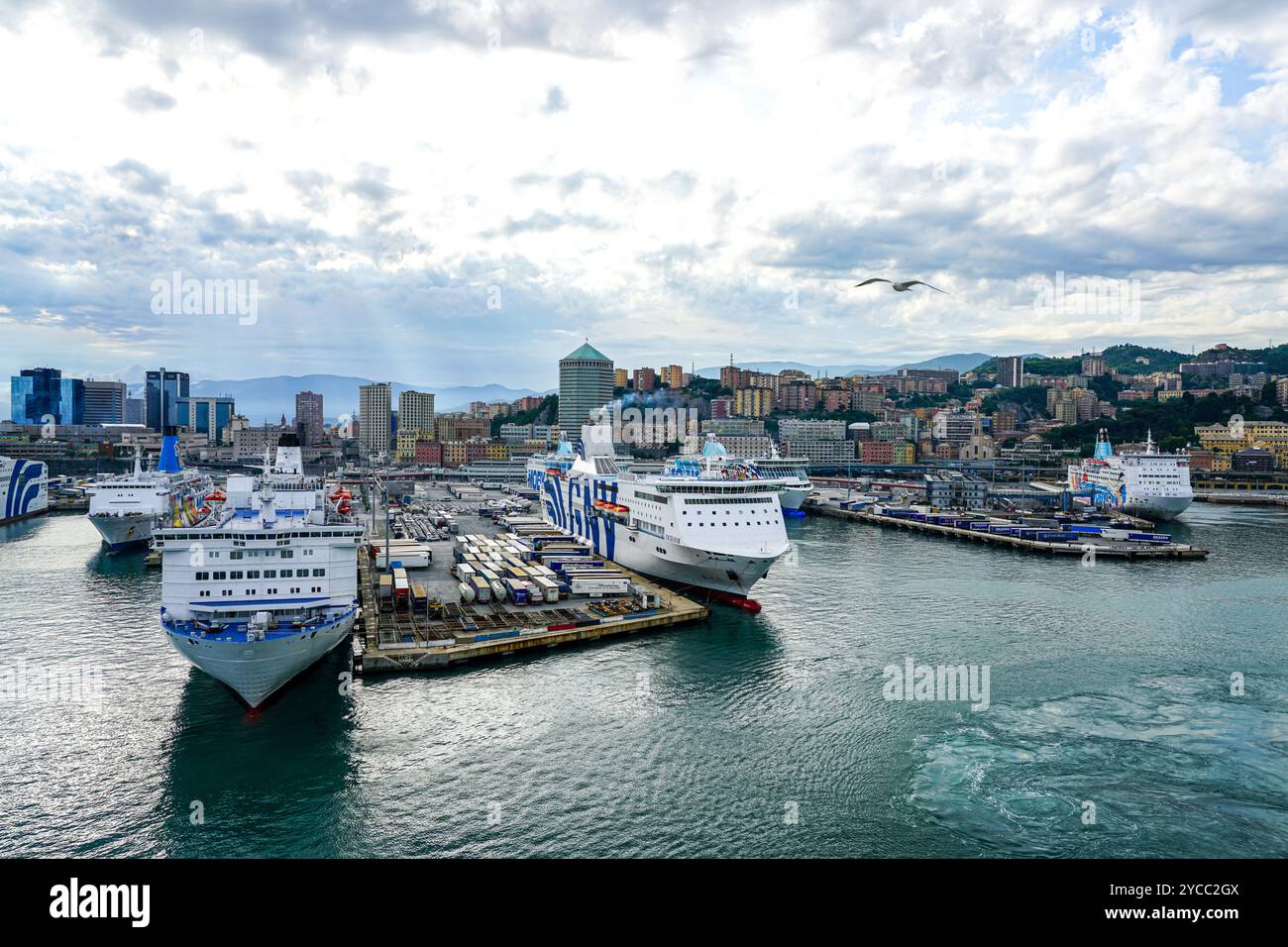 Genua, Italien, 27. Mai 2024: Mehrere Passagier- und Ro-Ro-Frachtfähren am Hafenpier von Genua Stockfoto