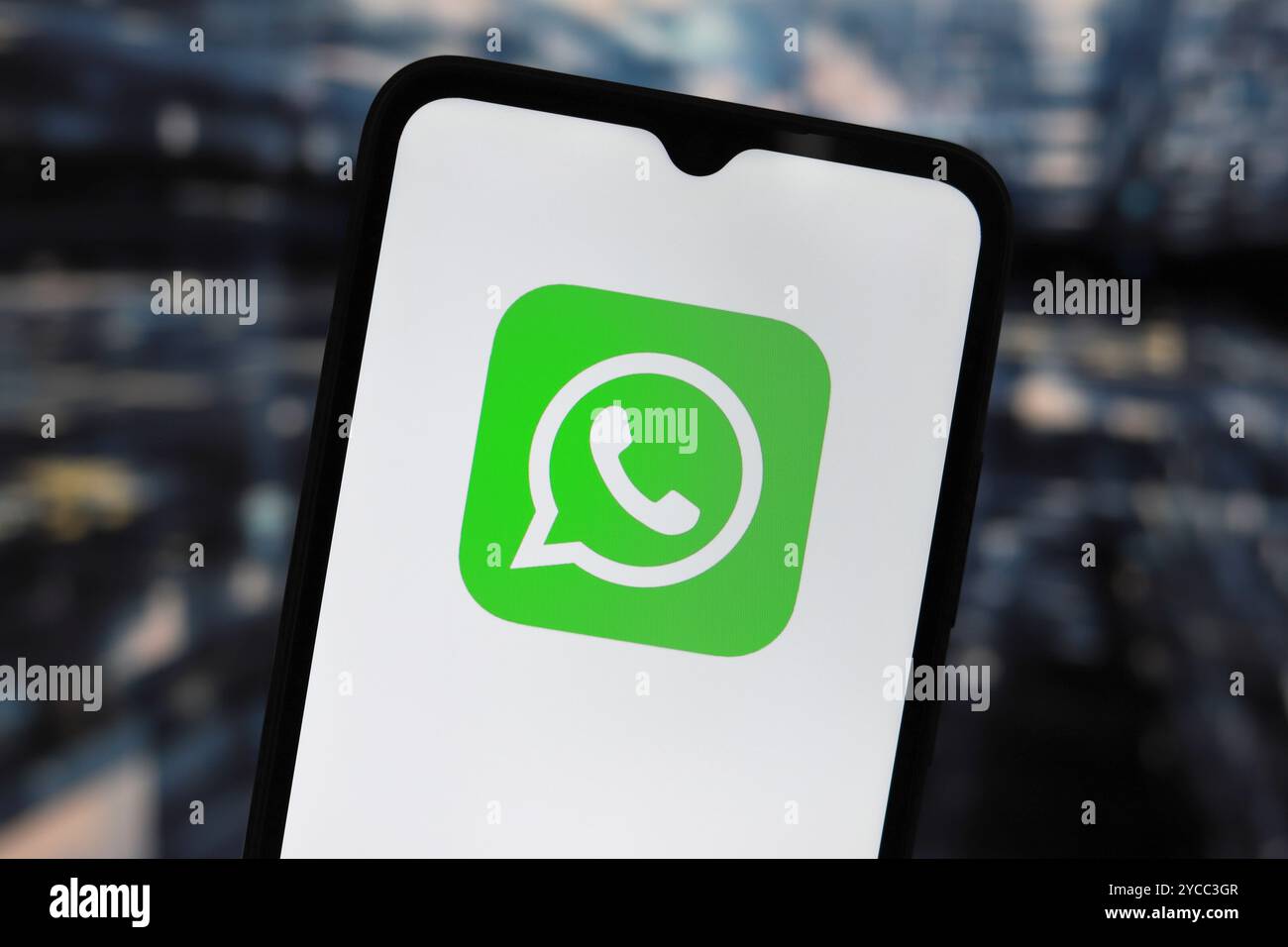 September 2024, Portugal. In dieser Abbildung wird das WhatsApp-Logo auf einem Smartphone-Bildschirm angezeigt Stockfoto