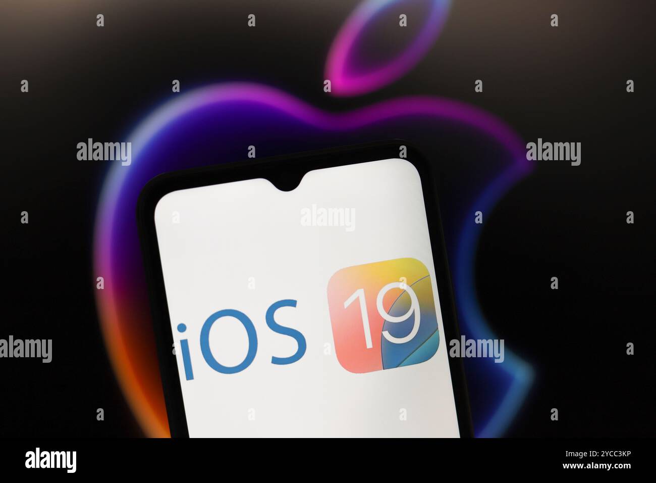 September 2024, Portugal. In dieser Abbildung wird das iOS 19-Logo auf einem Smartphone-Bildschirm angezeigt Stockfoto