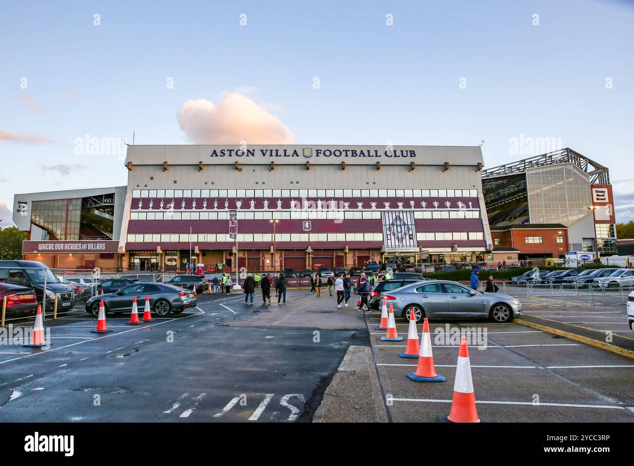 Bodenansicht vor dem Stadion vor dem Spiel Aston Villa FC gegen Bologna FC 1909 UEFA Champions League Runde 1 in Villa Park, Birmingham, England, Großbritannien am 22. Oktober 2024 Credit: Every Second Media/Alamy Live News Stockfoto