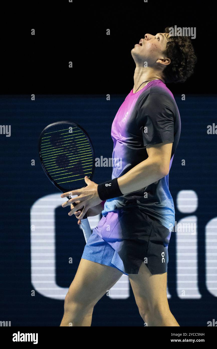 St. Jakobshalle, Basel, Schweiz. Oktober 2024. ATP 500 Swiss Indoors Basel Tennis, Tag 2; Ben Shelton (USA) im Kampf gegen Tomas Etcheverry (ARG) in der ersten Runde Credit: Action Plus Sports/Alamy Live News Stockfoto