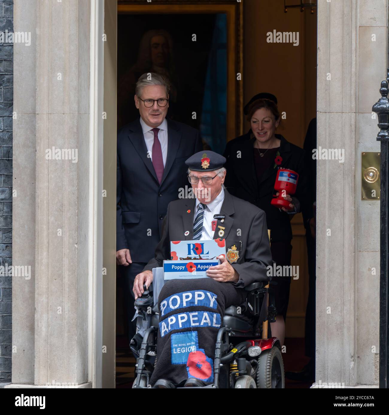 Downing Street, London, Großbritannien. Oktober 2024. Der britische Premierminister Sir Keir Starmer trifft Sammler und Veteranen der Royal British Legion und spendet dem Poppy Appeal der Royal British Legion außerhalb der Downing Street 10. Kredit: Malcolm Park/Alamy Stockfoto