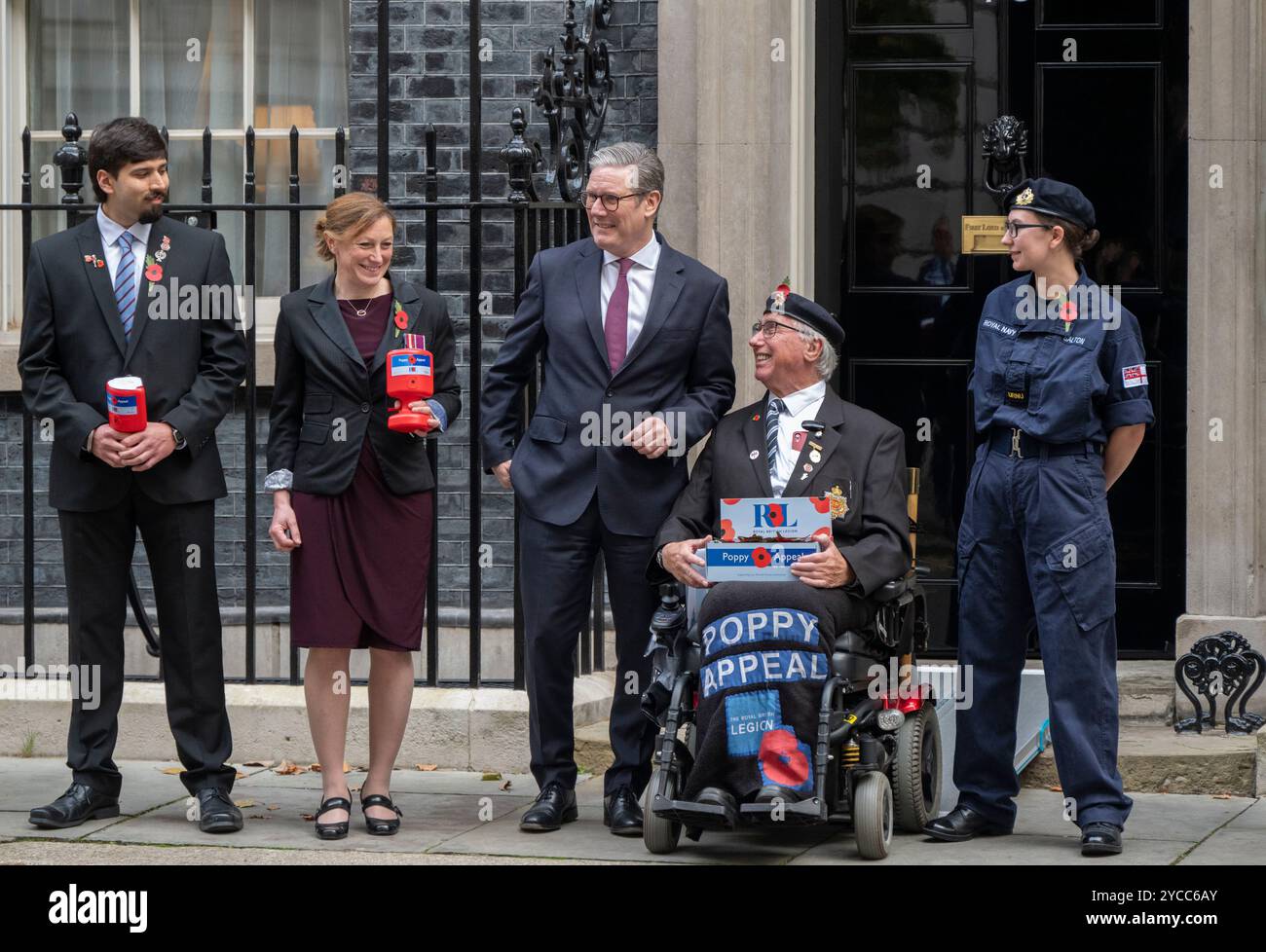 Downing Street, London, Großbritannien. Oktober 2024. Der britische Premierminister Sir Keir Starmer trifft Sammler und Veteranen der Royal British Legion und spendet dem Poppy Appeal der Royal British Legion außerhalb der Downing Street 10. Kredit: Malcolm Park/Alamy Stockfoto