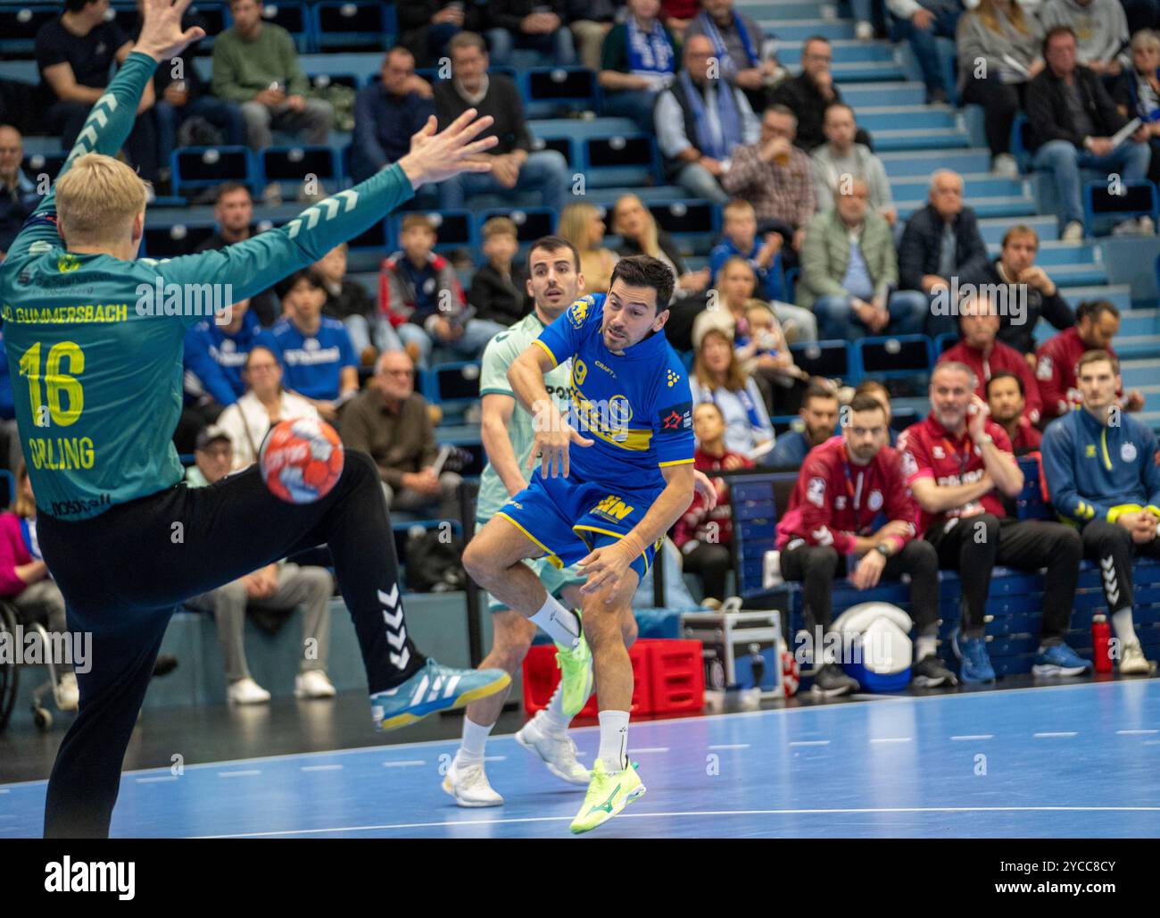 Gummersbach, Deutschland. Oktober 2024. Nemanja Ilic (Fenix Toulouse, #19) beim Wurf auf das Tor von Bertram Obling (VfL Gummersbach, #16) Handball EHF European League, VfL Gummersbach - Fenix Toulouse, 22.10.2024 Credit: dpa/Alamy Live News Stockfoto