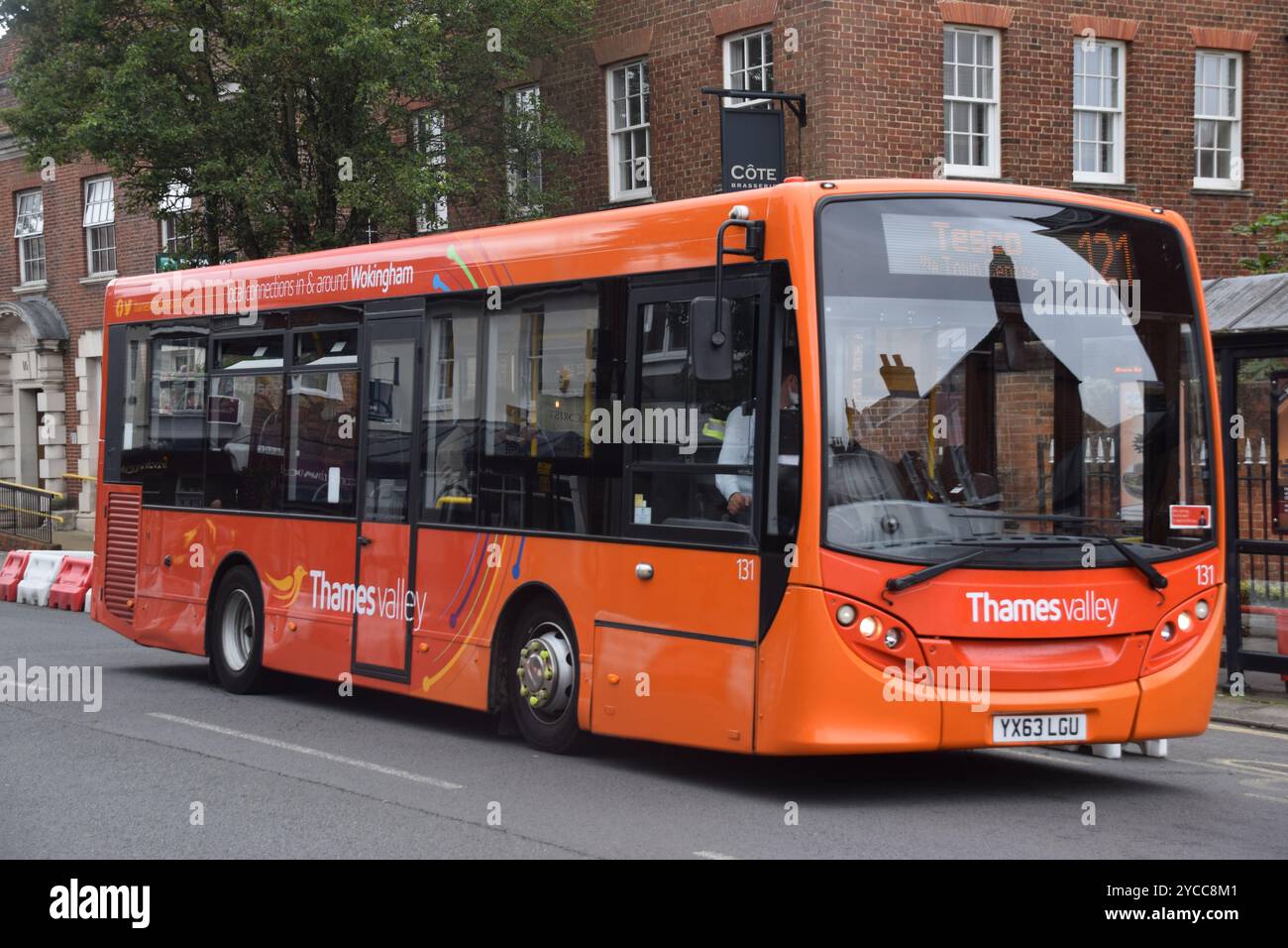 Thames Valley Busse 131 YX63 LGU - Fahrt 121 nach Tesco, orange Lackierung Stockfoto